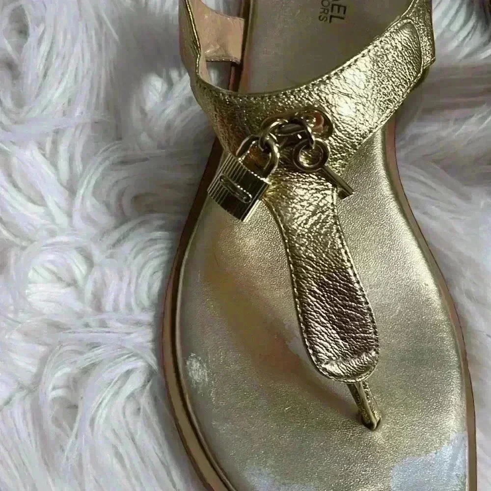 MICHAEL Michael Suki Charms Thong Sandals Gold Metallic Size 7.5